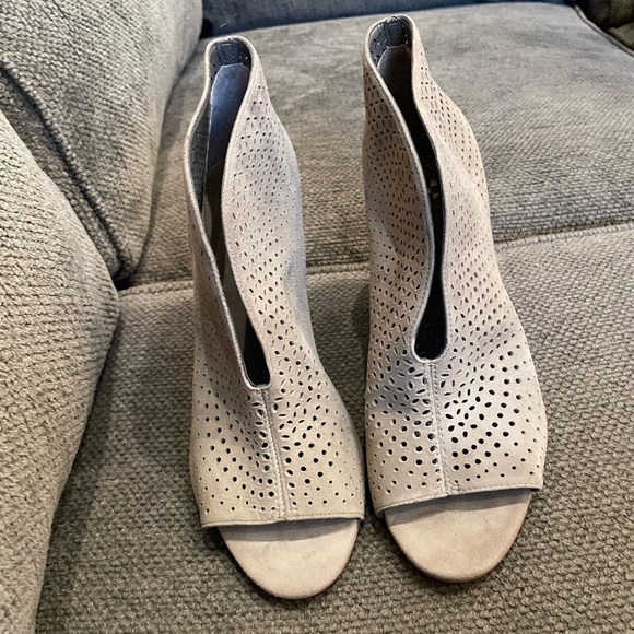 Vince Camuto Heels, Size 8.5 - Picture 2 of 3
